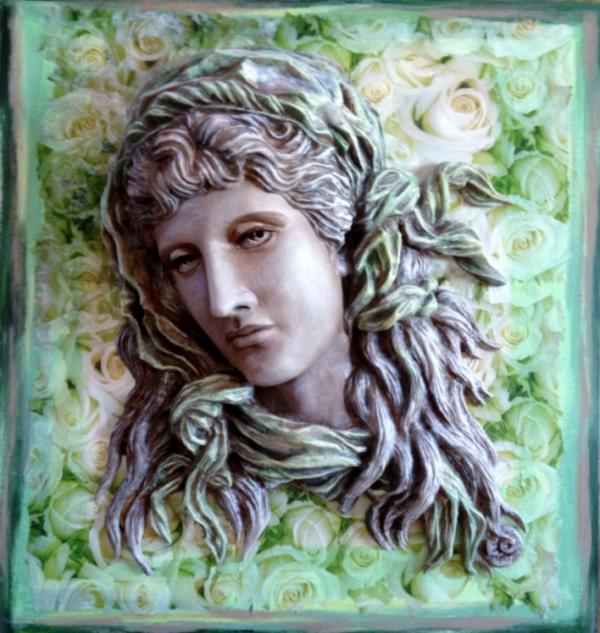 Bas relief féminin